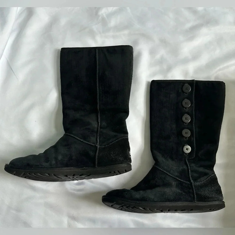 Women’s Ugg Lo Pro Button black Suede boots. Size 8